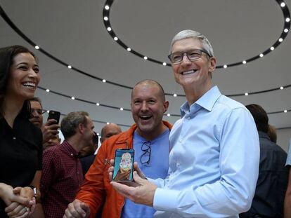 Tim Cook, presidente de Apple, muestra el iPhone X junto con su jefe de diseño, Jonathan Ive, en la nueva sede de la compañía JUSTIN SULLIVAN AFP