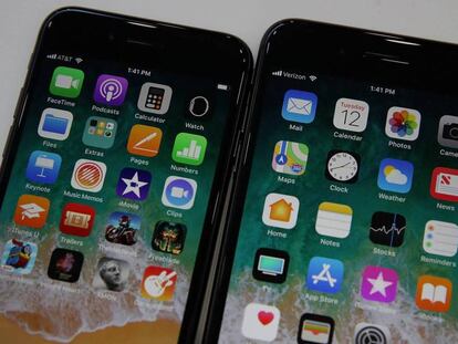 El iPhone 8 (izquierda) y el Plus. En el vídeo, Rosa Jiménez Cano prueba los nuevos teléfonos.