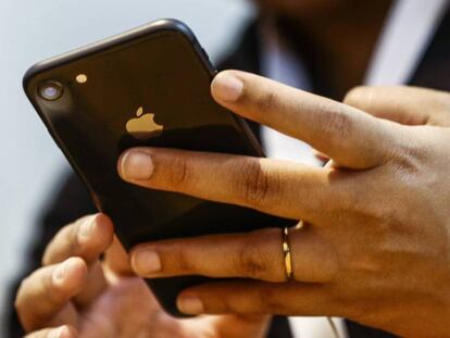 Un cliente inspecciona el nuevo iPhone 8 en la tienda de Apple Orchard en Singapur.