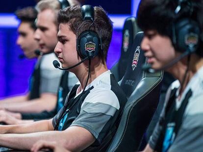 Jugadores profesionales de 'League of Legends' compitiendo en la liga europea profesional.