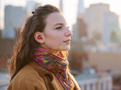 Una mujer con el auricular de traducción instantánea Pilot.