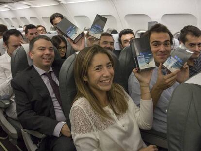 Los pasajeros del vuelo de Iberia muestran su Note 8.