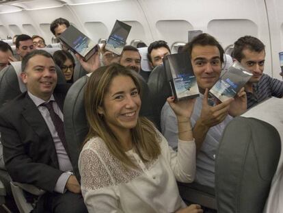 Los pasajeros del vuelo de Iberia muestran su Note 8.