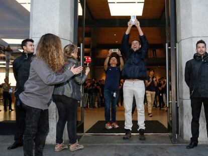 Enrique Ruiz, el primer cliente en conseguir un iPhone X en la tienda de Apple en Sol.