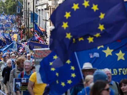 En el Brexit, más de 80 noticias de medios británicos incluyeron tuits de 'bots' que buscaban intoxicar.