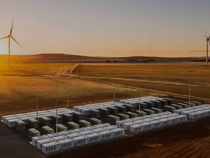 La batería, instalada en Australia, se alimenta de energía eólica.