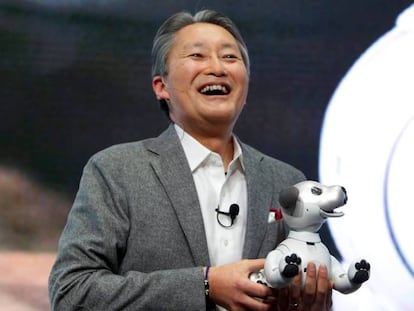 Kaz Hirai con el nuevi Aibo, el perro robótico que cautivó CES.