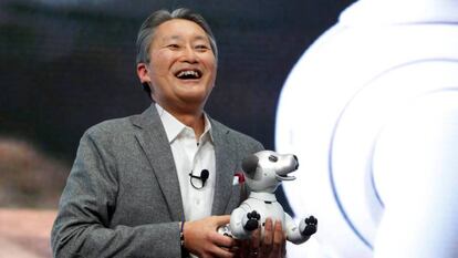 Kaz Hirai con el nuevi Aibo, el perro robótico que cautivó CES.