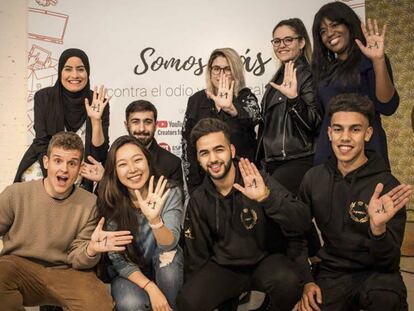 Los 'youtubers' participantes en la campaña Somos más posan con un "+1" en la palma de la mano para rechazar el discurso del odio.