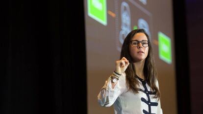 Lola Priego durante una conferencia. En vídeo: vídeo promocional de la empresa.