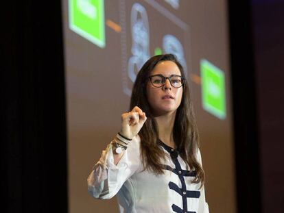 Lola Priego durante una conferencia. En vídeo: vídeo promocional de la empresa.