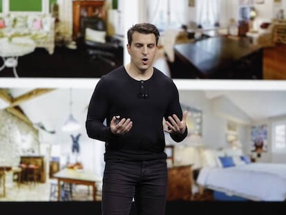 Brian Chesky, cofundador y CEO de Airbnb, durante la presentación.