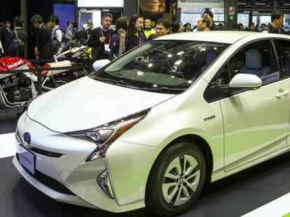 Stand de Toyota en el MWC 2018. En vídeo, Huawei utiliza la Inteligencia Artificial para conducir un coche con un móvil.