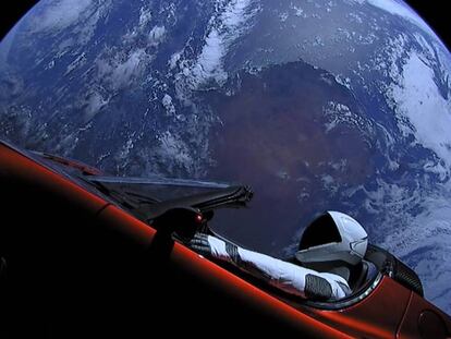 A bordo del superdeportivo de Elon Musk, lanzado por el Falcon Heavy, viajaba algo más aparte del muñeco ‘Starman’.