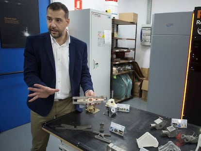 Fernando Lasagni, jefe de la División de Materiales y Procesos de CATEC, muestra componentes aeroespaciales fabricados con impresoras 3D.