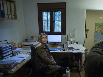 Marta y Eduardo Donato, en la oficina de Maladúa, la empresa que vende el jamón más caro del mundo. El ordenador muestra el mensaje: "sin conexión".
