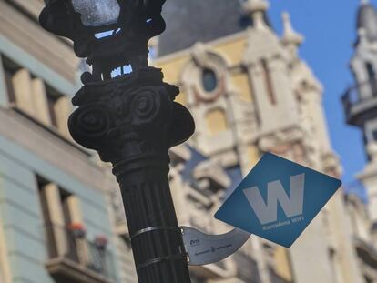Un indicador de Wifi gratuita en Barcelona. En vídeo, la secuencia promocional del programa WiFi4EU creado por la Comisión Europea.