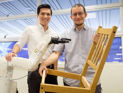 Pham Quang Cuong (a la izquierda) y Francisco Suárez, creadores del robot que monta muebles de Ikea.