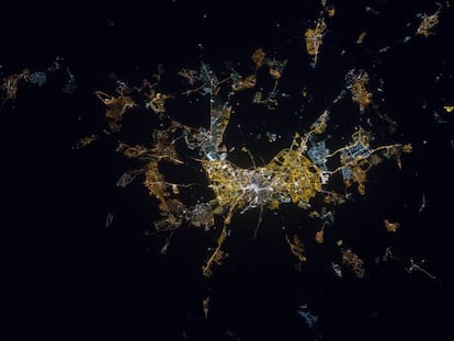 Granada de noche vista desde el espacio. Imagen cortesía de la Unidad de ciencia de la tierra y detección remota de la NASA.