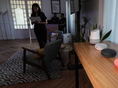 Simulación de una casa inteligente con el sistema Google Home.