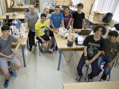 Francisco Ruiz, con sus alumnos del laboratorio de robótica del IES Ignacio Romero Murube de Los Palacios y Villafranca (Sevilla).
