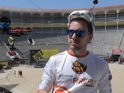 Daniel Pachón, junto a su dron, en la plaza de toros de Las Ventas de Madrid horas antes de la competición.