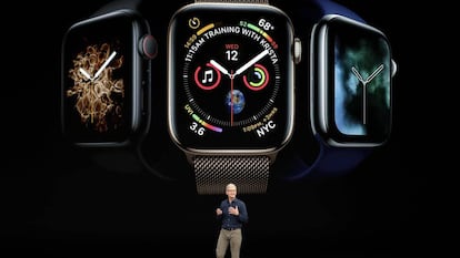 El presidente de Apple, Tim Cook, presenta el renovado diseño del Apple Watch 4. (Marcio Jose Sanchez AP)