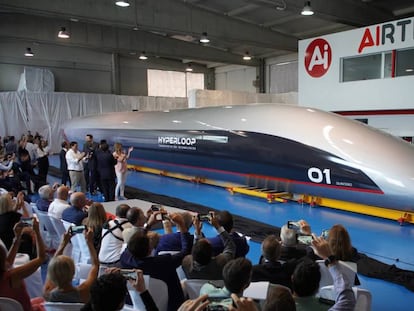 Presentación de la cápsula del Hyperloop '01 Quintero' este martes en Cádiz.