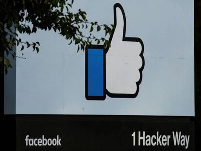 Entrada de la sede central de Facebook en Menlo Park, California / En vídeo, el anuncio de Facebook del 'hackeo' de hace dos semanas