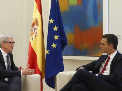 Tim Cook, CEO de Apple, conversa este jueves con el presidente del Gobierno Pedro Sánchez, en La Moncloa (Madrid) / ATLAS