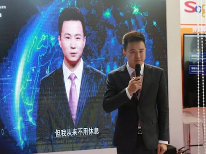 O apresentador Qiu Hao, da agência de notícias Xinhua, junto a seu avatar criado por inteligência artificial.