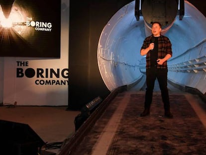 El fundador y consejero delegado de Tesla, Elon Musk, presenta a la prensa un prototipo de túnel. En vídeo, así funcionará el túnel de Musk.