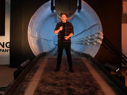 El fundador y consejero delegado de Tesla, Elon Musk, presenta a la prensa un prototipo de túnel. En vídeo, así funcionará el túnel de Musk.