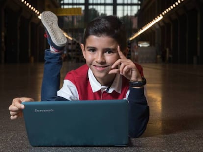 Antonio García Vicente, de 11 años, posa con el ordenador con el que programa. En vídeo, su charla TED en 2015 y dos ejemplos de sus juegos.