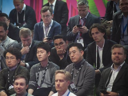Varios hombres en una conferencia del Mobile World Congress 2019.