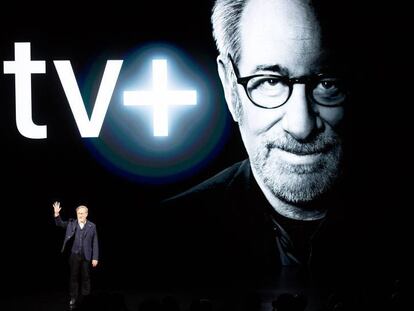 Una imagen de Steven Spielberg durante la conferencia de Tim Cook. En vídeo, la presentación de Apple TV.