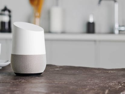 Un altavoz Google Home. En vídeo, ¿escuchan estos aparatos inteligentes las conversaciones privadas?