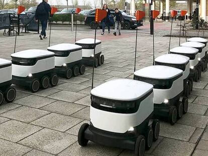 Los robots Starship estacionados a la espera de recibir un pedido.