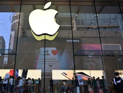 Tienda de Apple en Shanghái. En vídeo, Huawei se prepara para una guerra comercial larga.