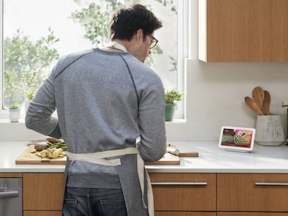 Un usuario cocina mientras visualiza un vídeo en Google Nest Hub. / Vídeo promocional de Google Nest Hub.