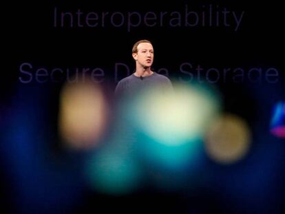 Mark Zuckerberg, presidente ejecutivo de Facebook, en la Conferencia F8 el pasado mes de abril. En vídeo, el cilp promocional de Facebook.
