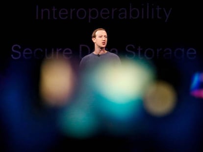 Mark Zuckerberg, presidente ejecutivo de Facebook, en la Conferencia F8 el pasado mes de abril. En vídeo, el cilp promocional de Facebook.