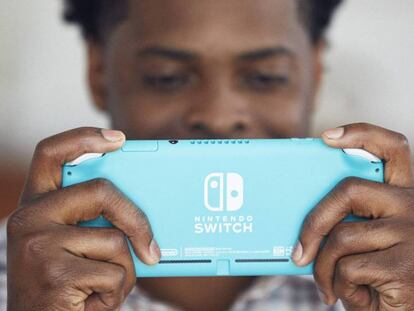 Un jugador prueba la nueva Nintendo Switch. En vídeo, anuncio corporativo de Nintendo Switch Lite.