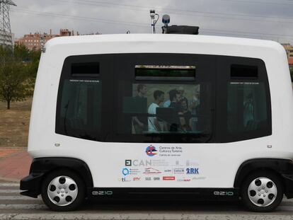 El autobús autonómo del proyecto Cities Timanfaya a la espera de que los primeros visitantes se suban. | En el video, el vehículo circulando.