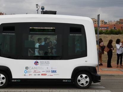 El autobús autonómo del proyecto Cities Timanfaya a la espera de que los primeros visitantes se suban. | En el video, el vehículo circulando.