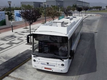 Málaga prueba un sistema de recarga de autobuses eléctricos desde el suelo