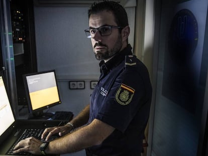 El agente Manuel Guerra analiza el contenido de los servidores en un complejo policial en Madrid. En vídeo, ¿qué es la 'deep web'?