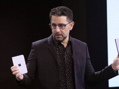 El jefe de Producto de Microsoft muestra, en su mano derecha, el Surface Duo, un móvil con dos pantallas unidas por una bisagra, y el Surface Neo, en su mano izquierda. En vídeo, anuncio del Surface Duo.