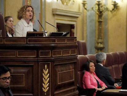 La presidenta del Congreso, Meritxell Batet, pide calma ante los abucheos mientras la portavoz de EH Bildu en el Congreso, Mertxe Aizpurua, espera para seguir con su intervención. En vídeo, las imágenes de la polémica.