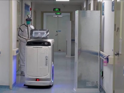 Un robot utilizado en el Hospital Popular Provincial de Guangdong para llevar medicamentos.